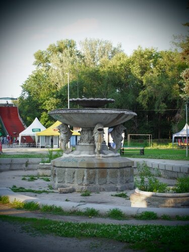 Заброшенный фонтан в парке Дубовая роща