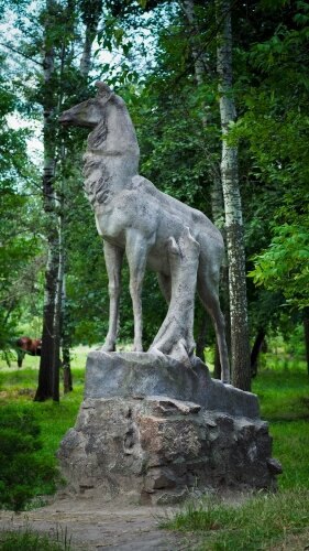 Скульптура оленя в Дубовой роще