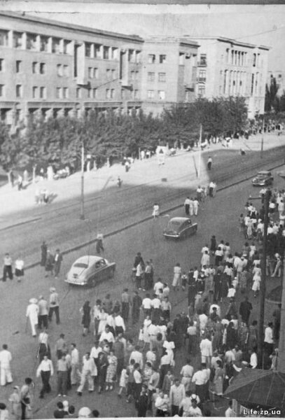 Толпа пешеходов на проспекте Ленина в час пик.