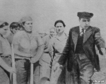 Л. И. Брежнев беседует с работницами Запорожстроя.