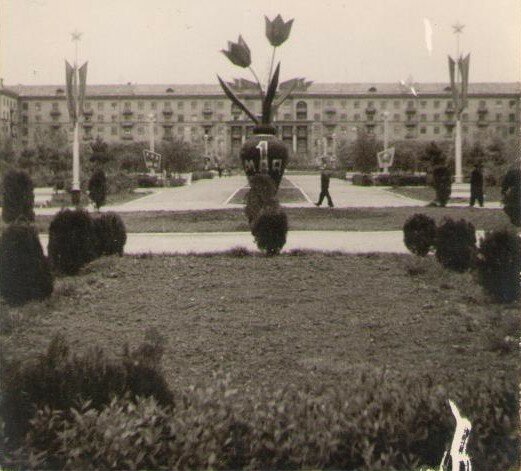 Старая фотография улицы Сталеваров. 1 мая 1961 года.
