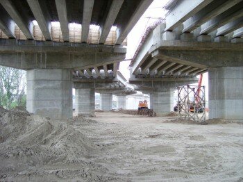 Строительство нового моста через Днепр. Работа идет полным ходом.