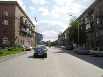 Улица Лобановского слева впереди стадион.