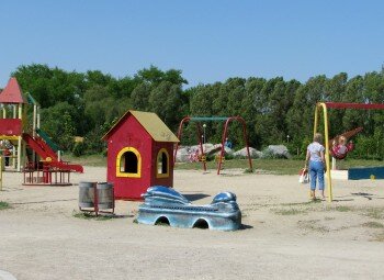 Детская площадка в парке.