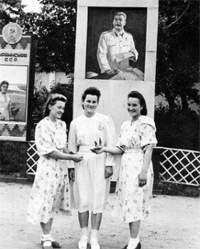 Девушки в парке Металлургов.