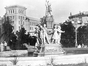 1950 год. Фонтан «Дружба» в сквере Пионеров (район Анголенко).