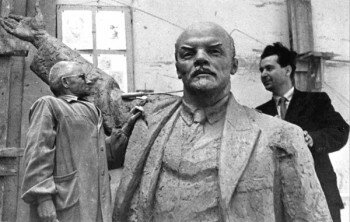 Макет памятника Ленину и его авторы в киевской архитектурной лаборатории, 1960 год.