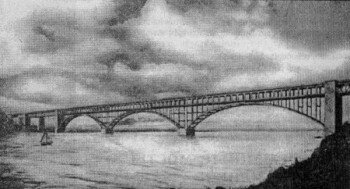 Трехарочный мост через Новый Днепр длиной 715 м и высотой 50 м.