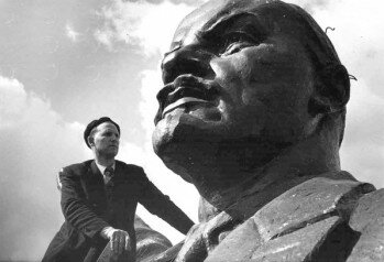 Один из авторов памятника Ленину - Н. Сухоруков.