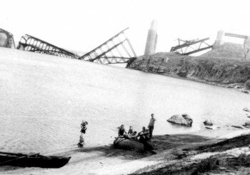 Разрушенный мост Стрелецкого. 1946 год.