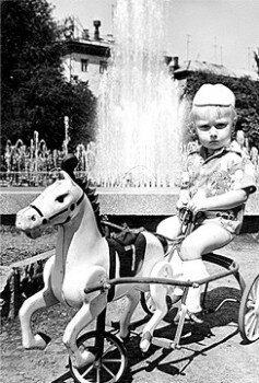 1978 год. Саша Островский возле фонтана на площади Маяковского.