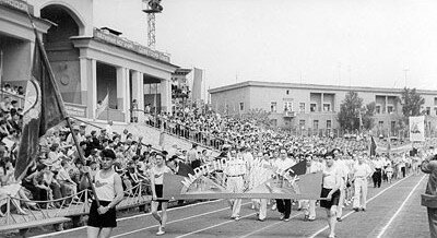 Хорошая традиция - в день праздника собираться на своем стадионе. 1960 год.