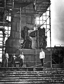 Сооружается памятник Ленину.