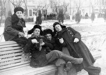 1956 год. Учащиеся ПТУ №1 в парке пионеров (старая часть города, сзади веден проспект Ленина).