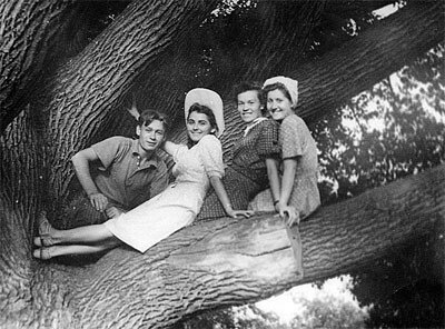 1953 год. Воспитатель пионерлагеря Татьяна Кузнецова (на фото она вторая слева) с пионервожатыми на Запорожском дубе.