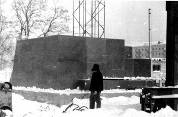 1963 год, строится памятник Ленину.