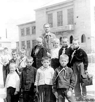1948 год. Отличники 2-го класса средней школы №9 (на Южном поселке) с первым учителем Петром Максимовичем.