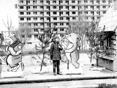 1970 год. Площадь Октябрьская. На заднем плане строящийся "Интурист".