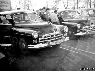 1960 год. Стоянка такси у здания бывшего горсовета (улица Парковая (сейчас Леонова) - проспект Ленина).