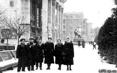 1956 год. Студенты из Москвы (в том числе вьетнамцы), проходящие практику на «Запорожстали», прогуливаются возле Концертного зала имени Глинки.