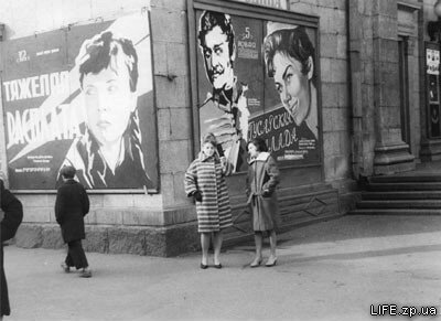 1962 год. Возле кинотеатра "Родина" (сейчас вместо него -ресторан "Баден-Баден").