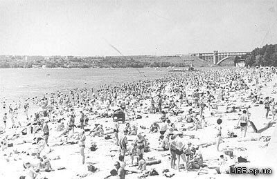 Ждановской пляж в 1970-х годах, пляж усеян запорожцами