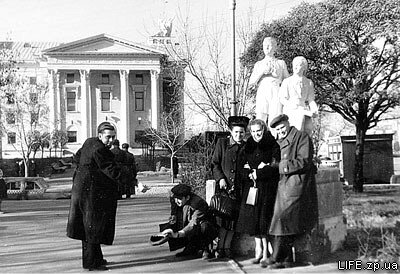 Группа друзей возле театра имени Щорса изображает сценку «Богач и нищий», 1953 год.
