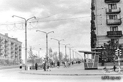 Проспект Ленина, остановка «Улица Гагарина», вид в сторону площади Октябрьской