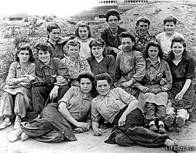 Первая бригада строителей начавшая работу на Павло-Кичкасе, 1947 год.