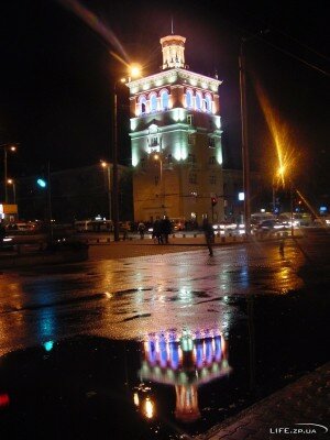 Башня на проспекте Металлургов ночью