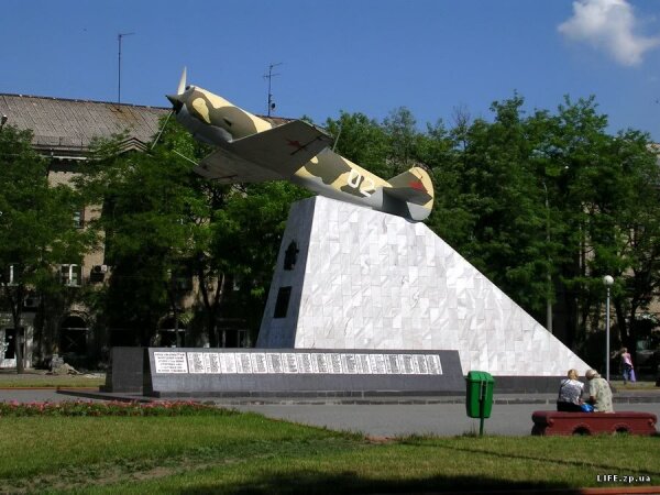 Памятник воинам-авиаторам, погибшим во время второй мировой войны.