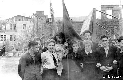 1953 год, студенты Запорожского института сельхозмашиностроения (сейчас ЗНТУ) перед первомайской демонстрацией.