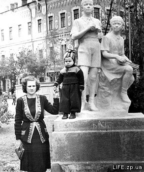 1954 год, Таисия Мацко с сыном Женей в сквере напротив нынешнего магазина «Рубин».