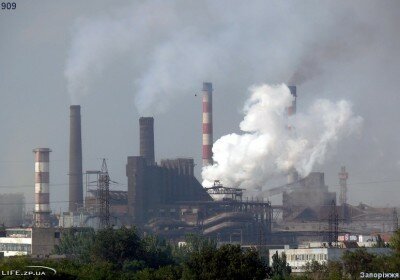 Вид на дымящие запорожские заводы