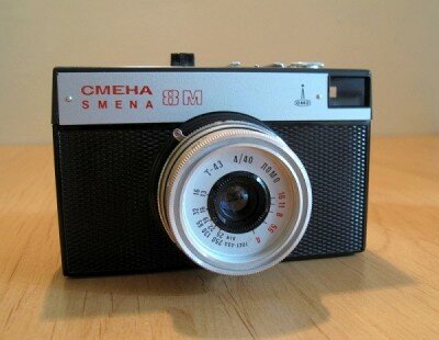 «Смена-8М» — современный недорогой малоформатный фотоаппарат, предназначенный для широкого круга фотолюбителей. 1993 год.