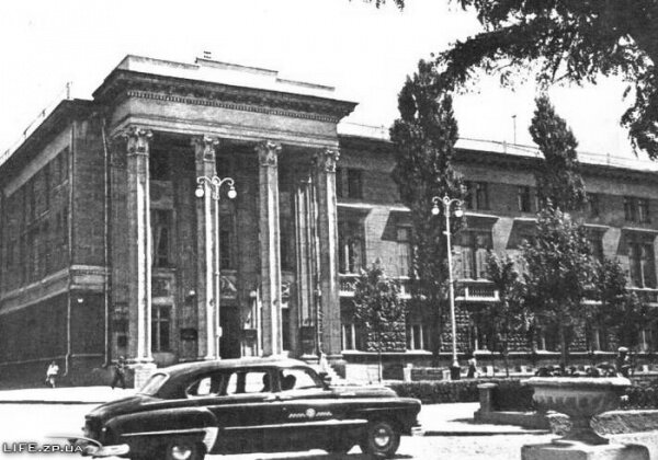 В 1962 году, в нем располагался Исполком областного совета депутатов трудящихся.