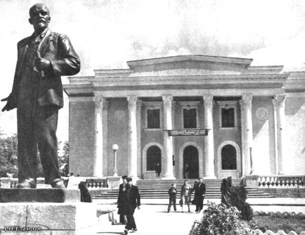 До настоящего времени памятник Владимиру Ильичу не дожил, а был убран, что интересно, еще в советское время.