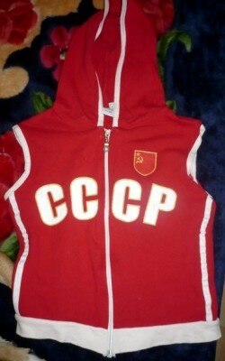 Красная жилетка в советском стиле