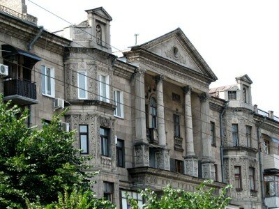 Этот дом известен тем, что в нем находится ДК ДЭЗ (ОАО "Укрграфит"), выставочный зал Союза фотохудожников
