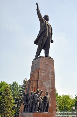 Ленин, приглашающий полюбоваться видом на ДнепроГЭС