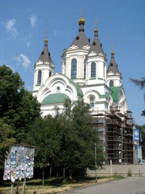 В центре Старого города - воссозданный относительно недавно Покровский собор.