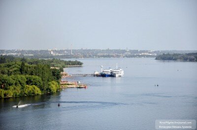 Вид на город, пляж, пристань и Днепр с моста Преображенского