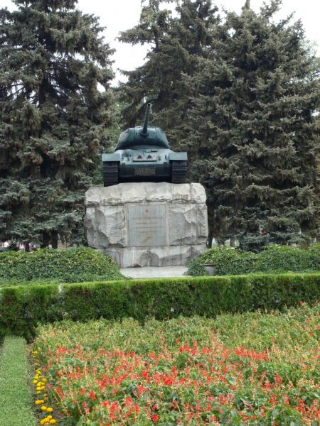 Памятник героям-танкистам освободителям города на площади Советской.