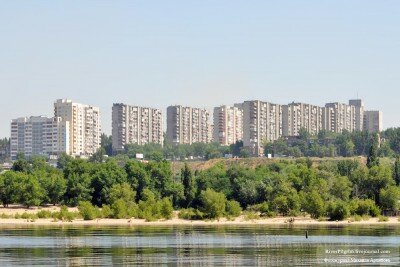 Вид на левобережные районы Запорожья с Днепра