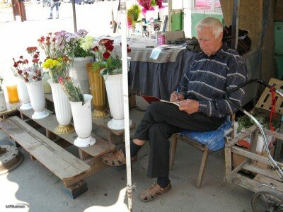 Торговец цветами на рынке «Александровский»