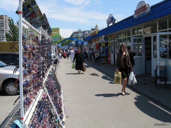 Торговые ряды на рынке «Александровский»