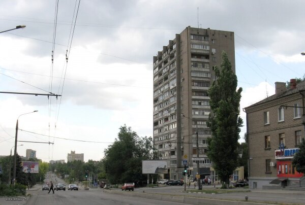 Высотный дом на перекрестке ул. Победы и ул. Нижнеднепровская