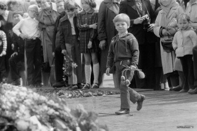 Мальчик несет цветы памятнику Ленина