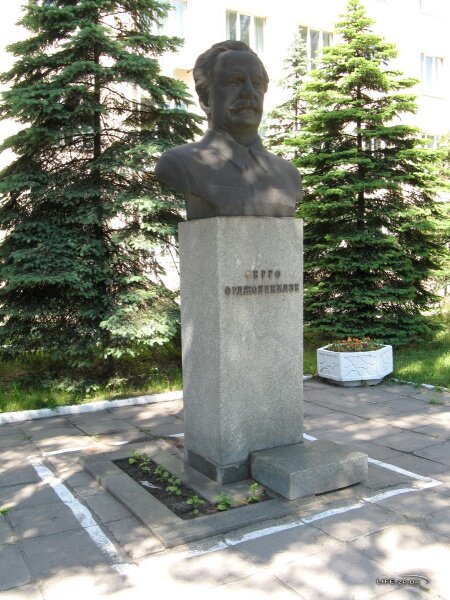 Бюст Серго Орджоникидзе возле райисполкома Орджоникидзевского района на улице Седова