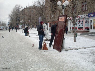 Продавцы окон и дверей по улице Сталеваров